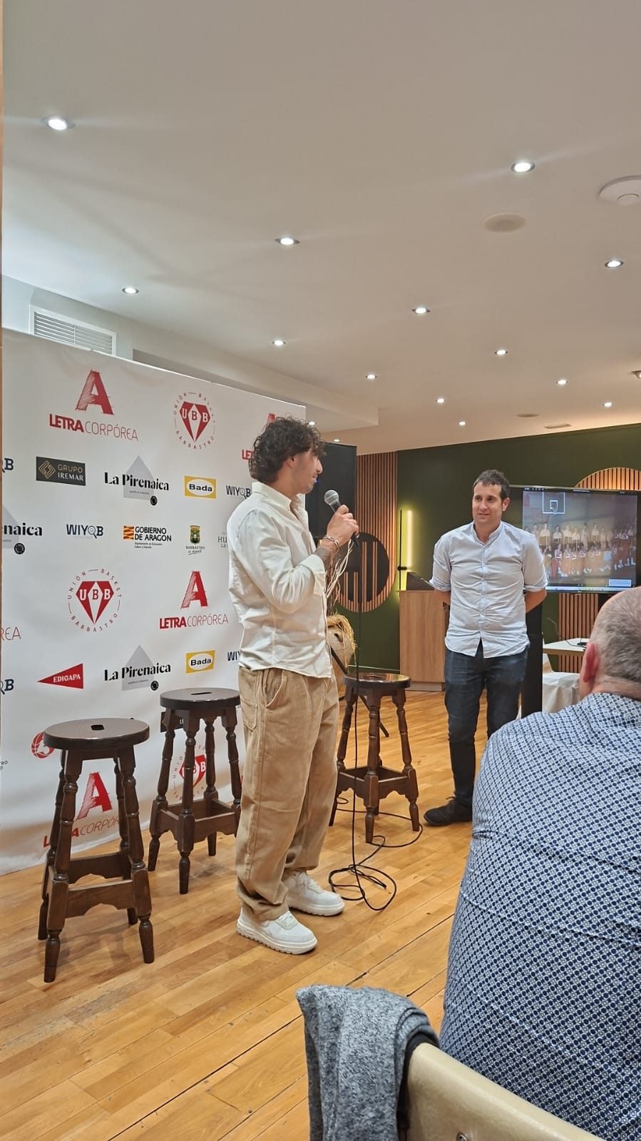Un invitado habla ante el panel de patrocinadores del club